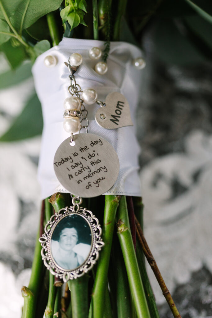 Jacksonville wedding photographer Palm coast wedding at Channel side . Memory pin to remember brides mom who passed away 